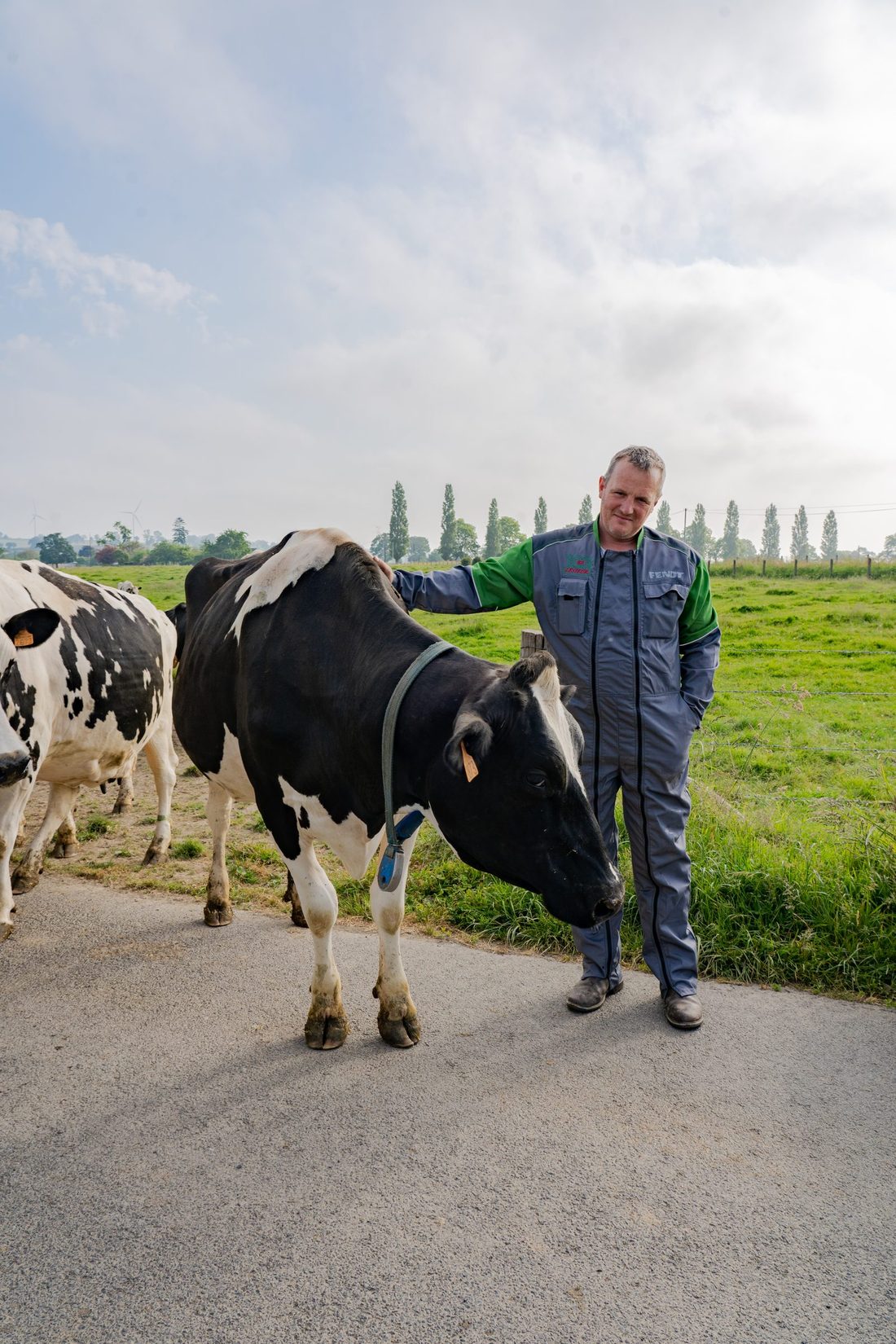 Un éleveur de la Laitière de la Motte avec l'une de ses vaches dans le bocage normand