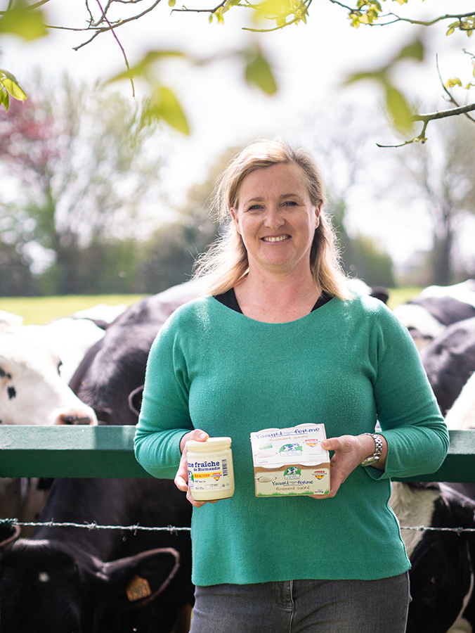 Anne Lenormand devant ses vaches dans le bocage normand